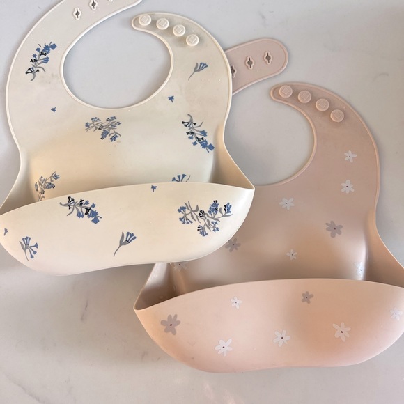 mushie Other - Mushie silicone bibs, set of two